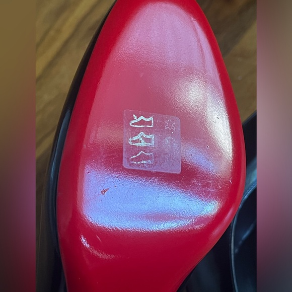 CHRISTIAN LOUBOUTIN
Pumppie Red Sole Calfskin Leather Round Toe, NEW - Picture 15 of 16